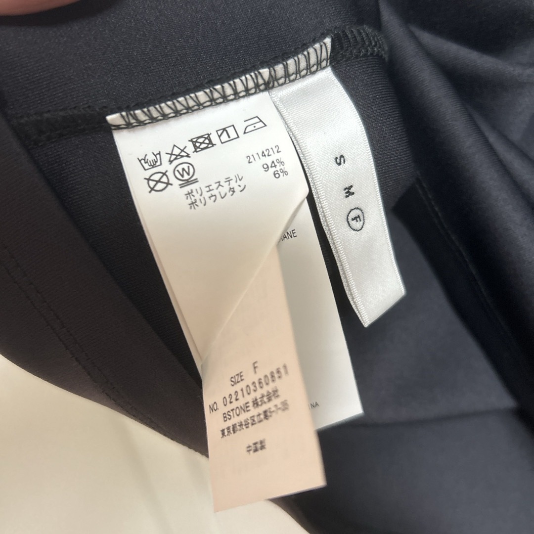 Ameri VINTAGE(アメリヴィンテージ)のAMERI アメリエンボスロゴティー レディースのトップス(Tシャツ(半袖/袖なし))の商品写真