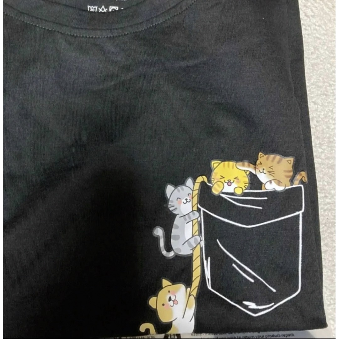 半袖Tシャツ　ポケットにぶら下がる猫　ブラック レディースのトップス(Tシャツ(半袖/袖なし))の商品写真