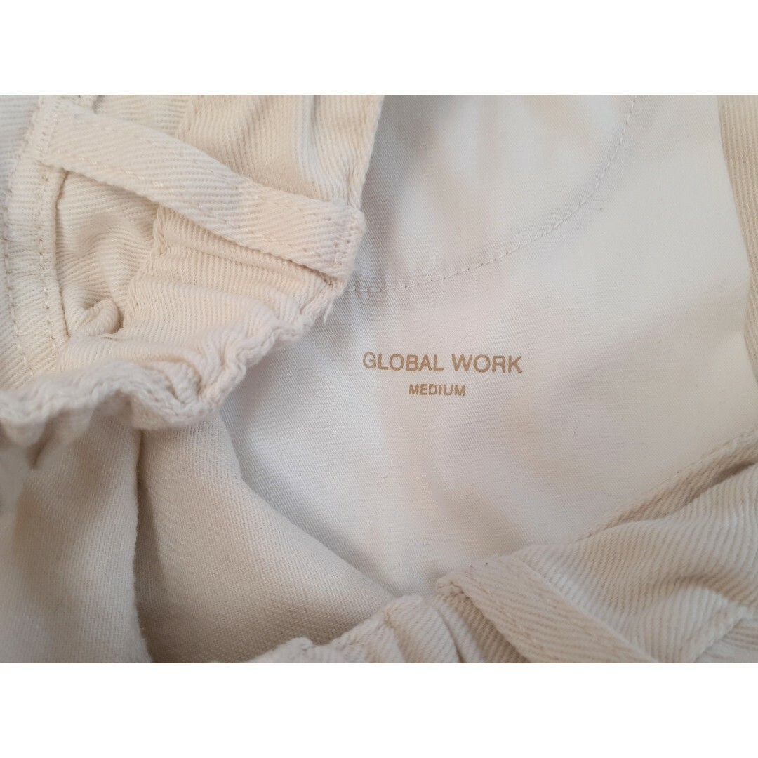 GLOBAL WORK(グローバルワーク)のグローバルワーク　GOODデニム　テーパードパンツ　オフホワイト　M レディースのパンツ(クロップドパンツ)の商品写真