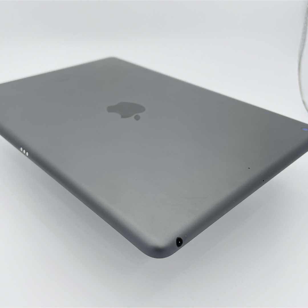 Apple(アップル)のS 電池 92% iPad 8 128GB  グレイ　Wi-Fi 本体 スマホ/家電/カメラのPC/タブレット(タブレット)の商品写真
