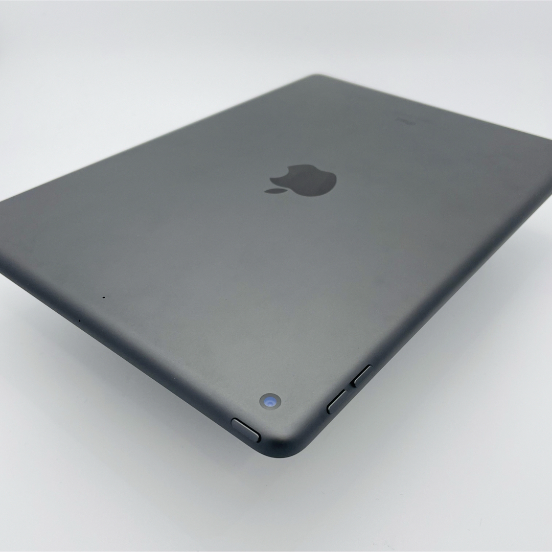 Apple(アップル)のS 電池 92% iPad 8 128GB  グレイ　Wi-Fi 本体 スマホ/家電/カメラのPC/タブレット(タブレット)の商品写真