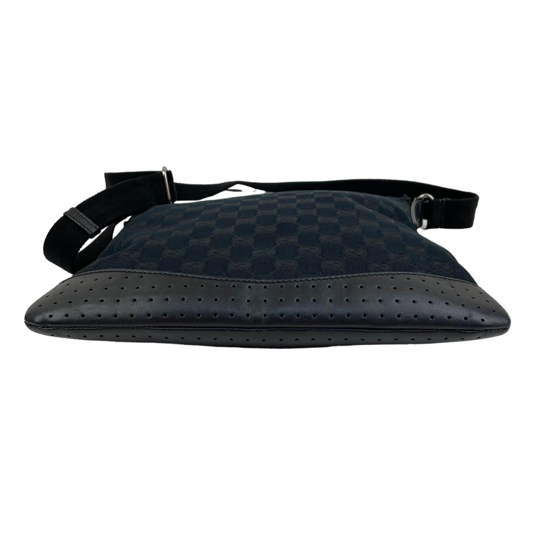Gucci(グッチ)の✨良品　GUCCI ショルダーバッグ　ブラック　黒　サコッシュ　クロスボディ レディースのバッグ(ショルダーバッグ)の商品写真