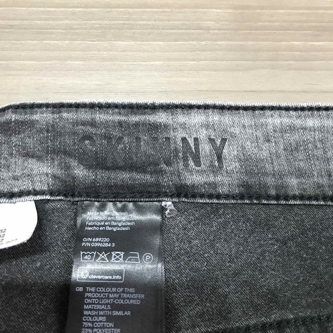 H&M(エイチアンドエム)の【スキニー】H&M ハーフパンツ　ブラック黒　カットオフ　ジーンズ　デニム メンズのパンツ(ショートパンツ)の商品写真