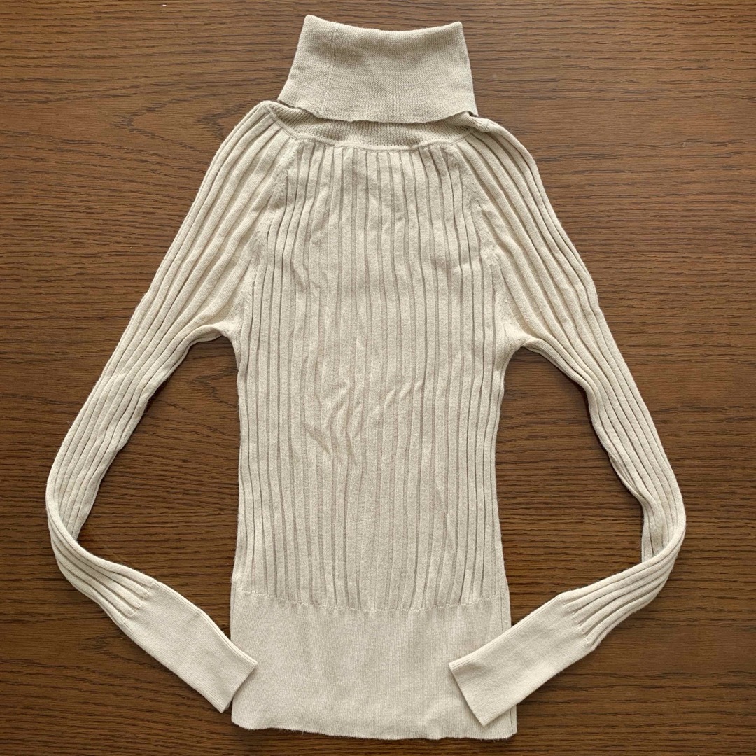 armoire caprice(アーモワールカプリス)のハイネックセーター ベージュ 中古 レディースのトップス(ニット/セーター)の商品写真