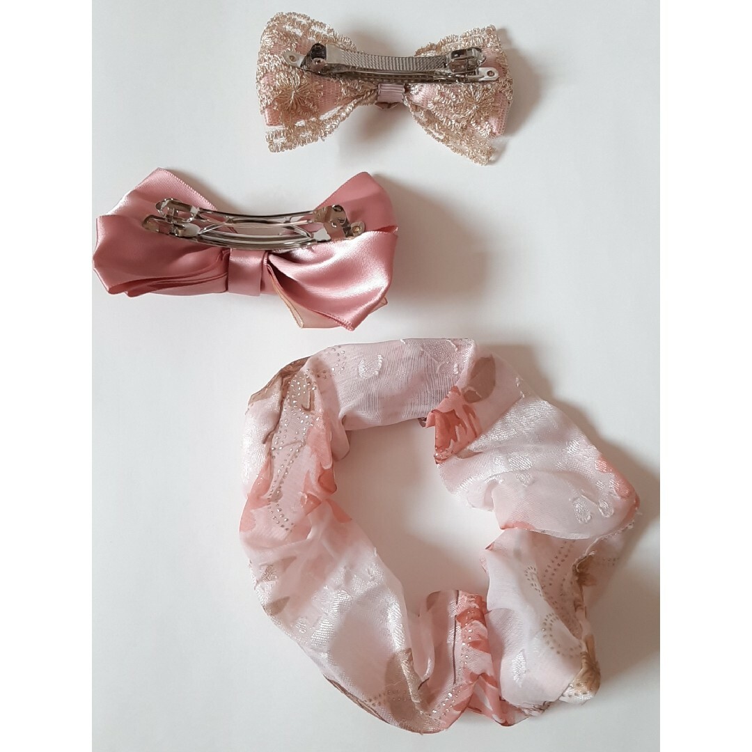 リボンバレッタ ピンク系 2個セット シュシュおまけ レディースのヘアアクセサリー(バレッタ/ヘアクリップ)の商品写真