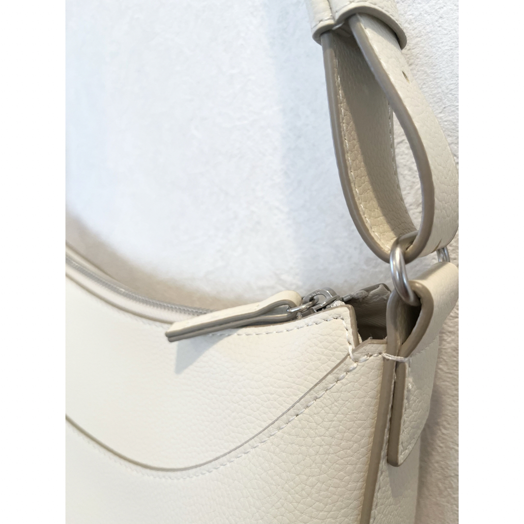 UNIQLO(ユニクロ)の【美品】ユニクロ　UNIQLO レザータッチワンハンドルバッグ　オフホワイト レディースのバッグ(ショルダーバッグ)の商品写真