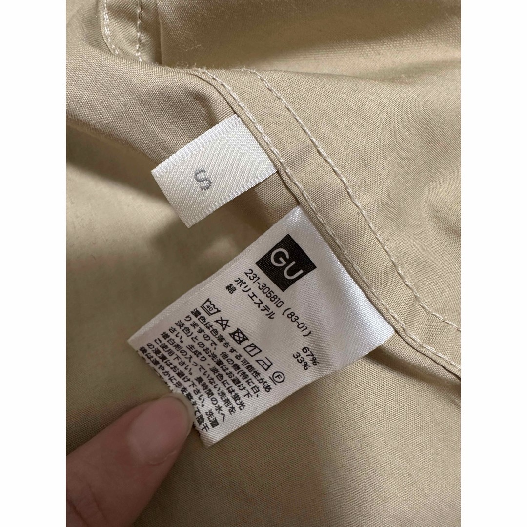GU(ジーユー)のジーユー GU ベージュシャツ レディース S レディースのトップス(シャツ/ブラウス(長袖/七分))の商品写真