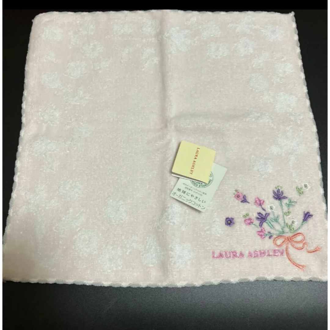 LAURA ASHLEY(ローラアシュレイ)の未使用　LAURA ASHLEY  刺繍白ハンカチ&タオルハンカチ　　 レディースのファッション小物(ハンカチ)の商品写真