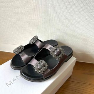 マノロブラニク(MANOLO BLAHNIK)のマノロブラニク　ハンギシ　ビジュー　サンダル　MANOLO ダークグレー(サンダル)