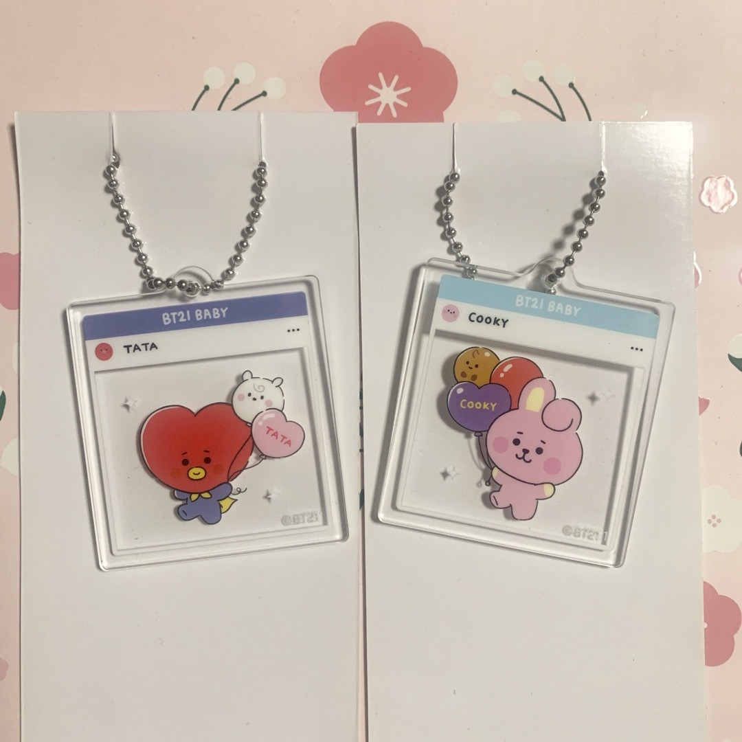 BT21(ビーティーイシビル)のファミマ限定 bt21 アクリルキーホルダー　TATA  COOKY エンタメ/ホビーのおもちゃ/ぬいぐるみ(キャラクターグッズ)の商品写真