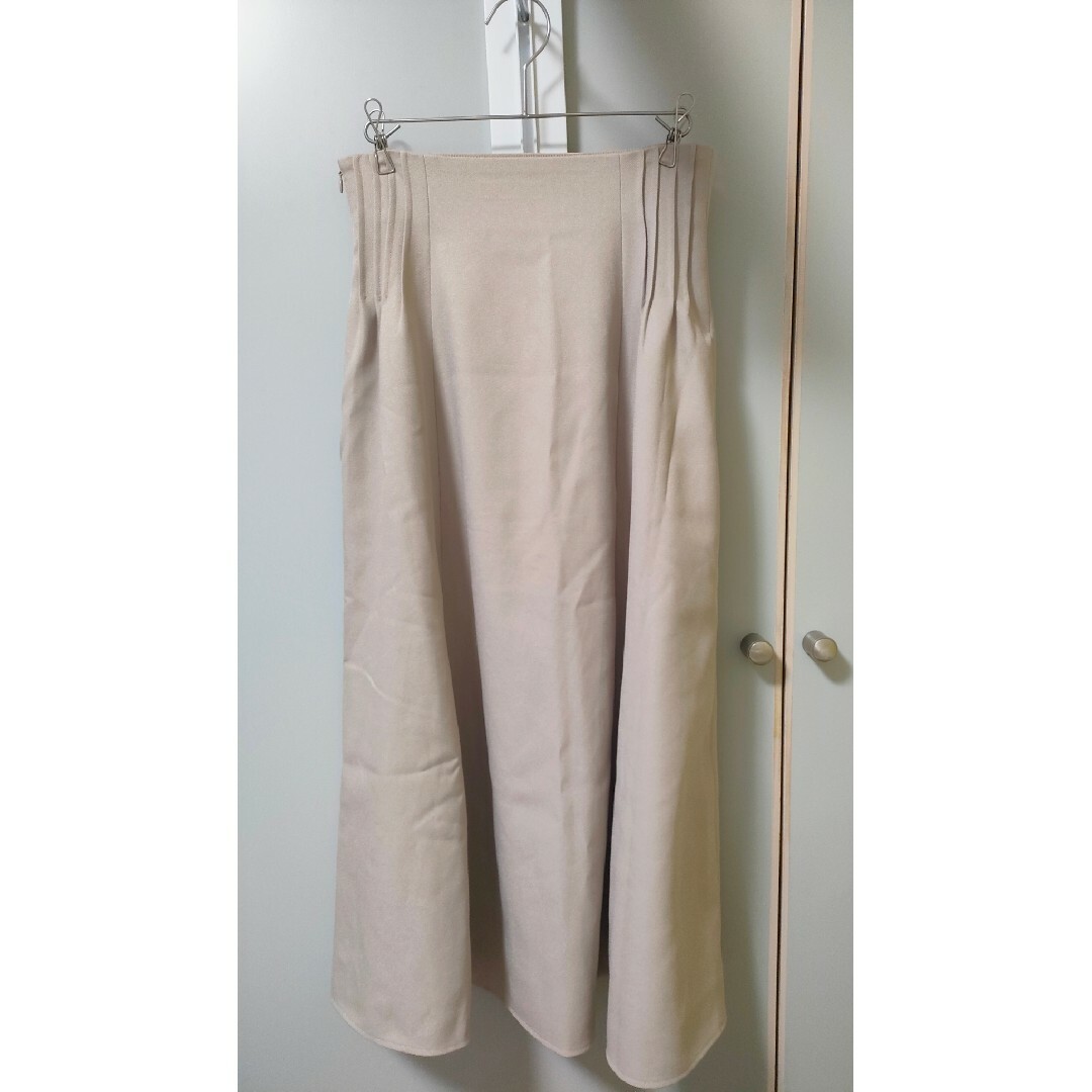 NATURAL BEAUTY BASIC(ナチュラルビューティーベーシック)のサイドタックフレアスカート レディースのスカート(ロングスカート)の商品写真