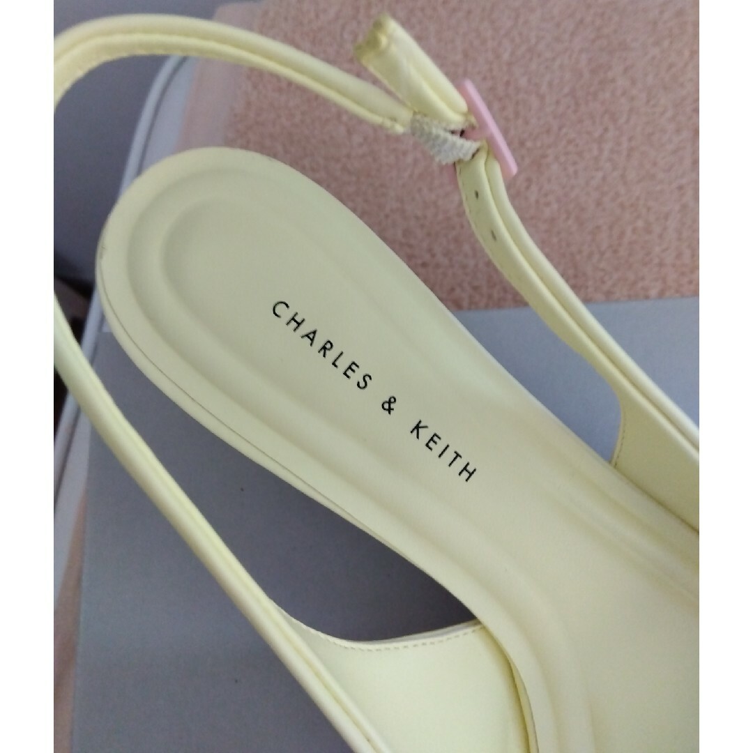 Charles and Keith(チャールズアンドキース)のチャールズ&キース   バックストラップ   パンプス レディースの靴/シューズ(ハイヒール/パンプス)の商品写真
