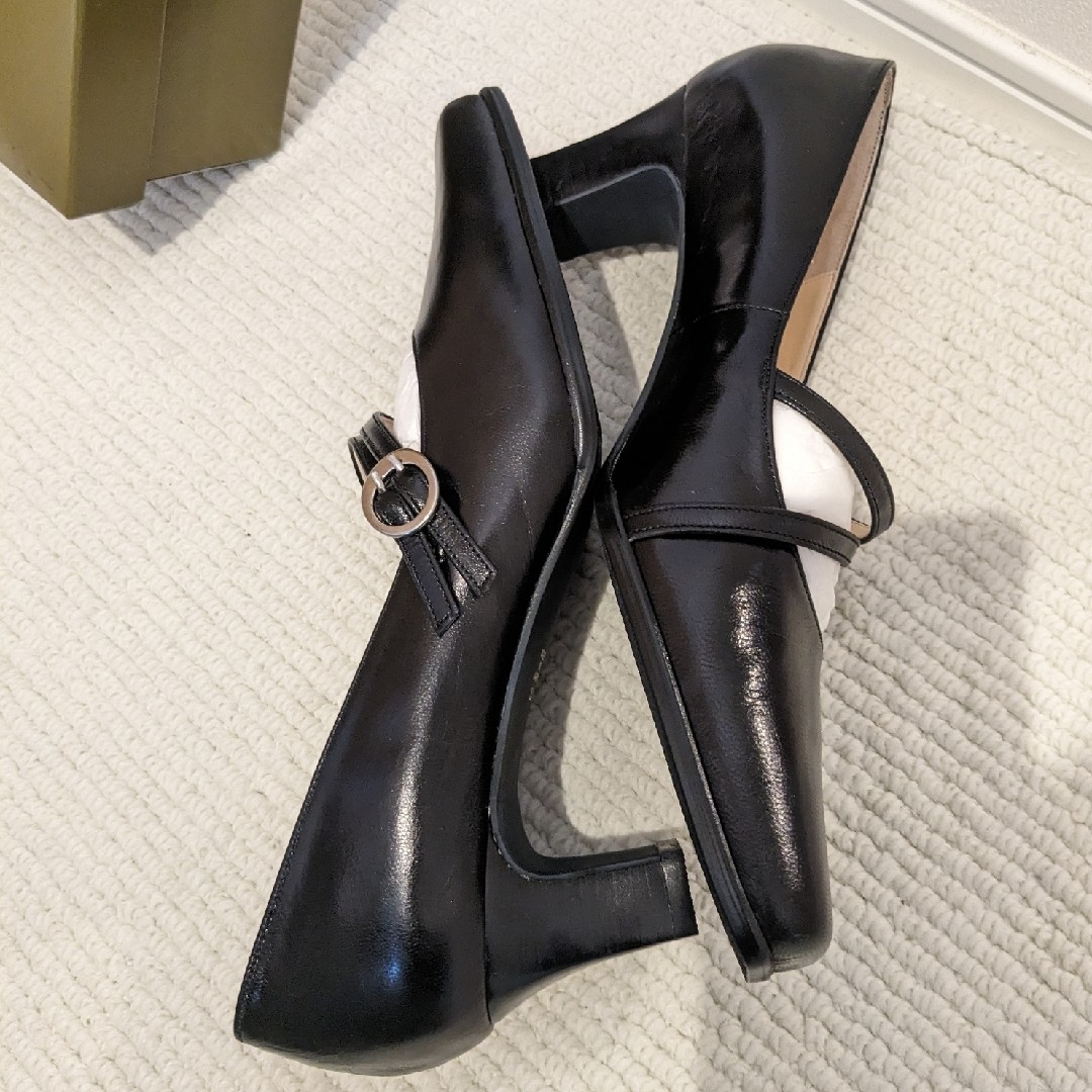 新品　スクウェアトゥ　ストラップ　パンプス　24　革靴　黒 レディースの靴/シューズ(ハイヒール/パンプス)の商品写真