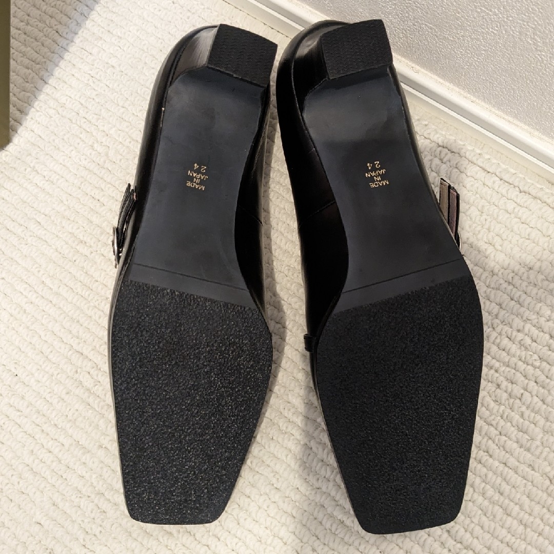 新品　スクウェアトゥ　ストラップ　パンプス　24　革靴　黒 レディースの靴/シューズ(ハイヒール/パンプス)の商品写真