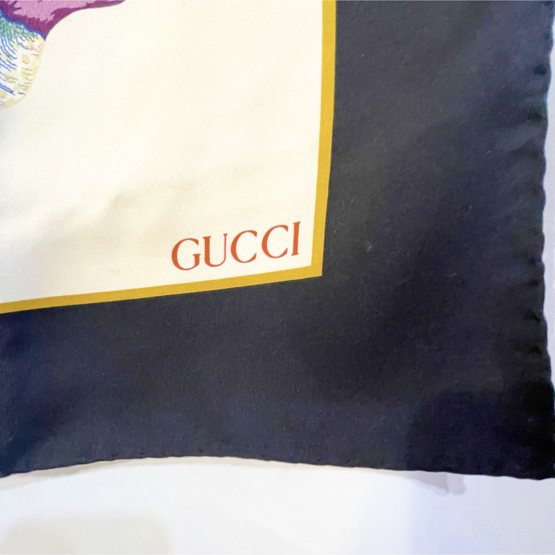 Gucci(グッチ)の美品 GUCCI グッチ シルク スカーフ 鳥 カモ 鴨 白 黒 ハンカチ   レディースのファッション小物(バンダナ/スカーフ)の商品写真