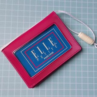 エル(ELLE)のELLE両面パスケースヒモ付きピンク(名刺入れ/定期入れ)