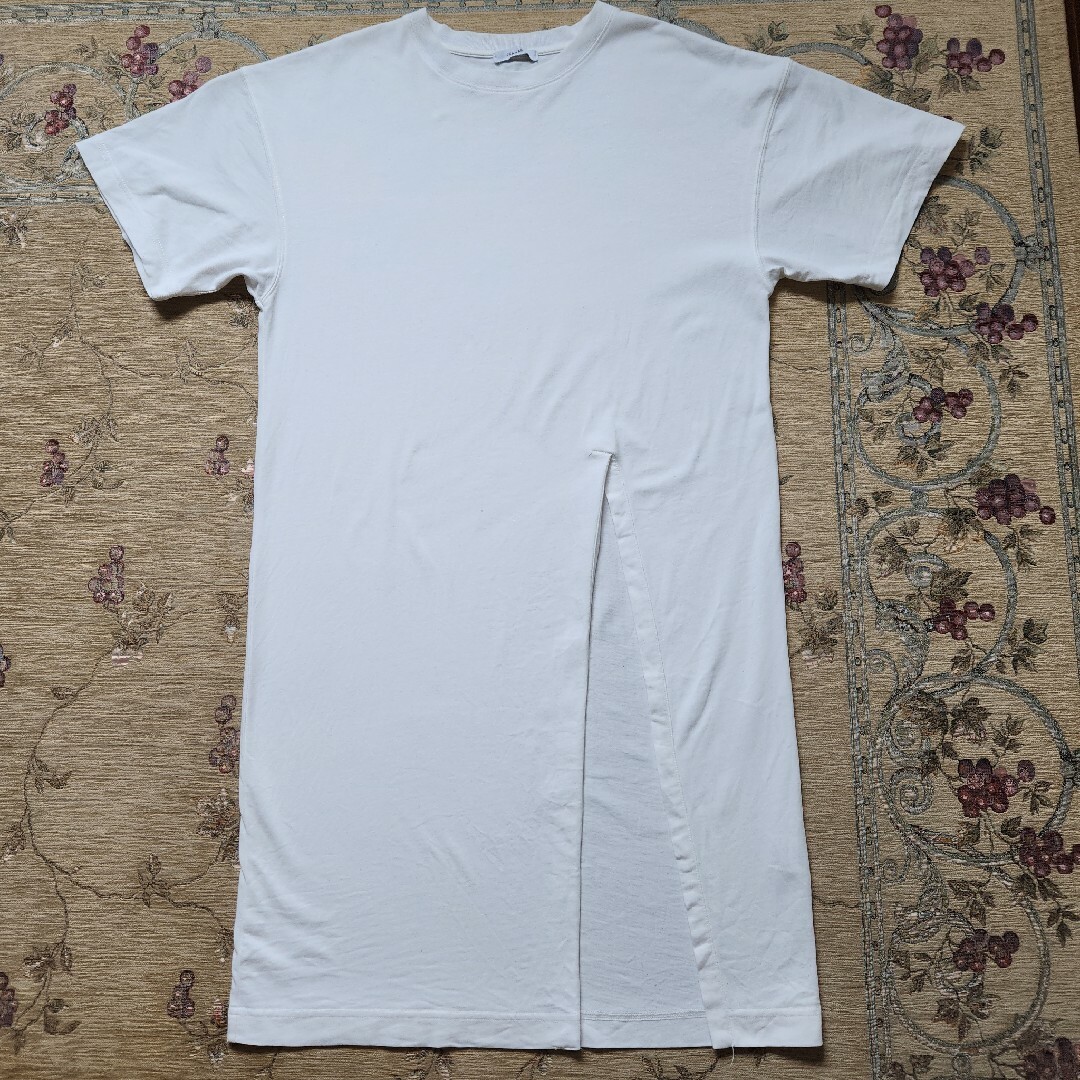 JEANASIS(ジーナシス)のJEANASISワンサイドスリットロングＴ¥6,050 レディースのトップス(Tシャツ(半袖/袖なし))の商品写真