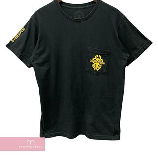 クロムハーツ(Chrome Hearts)のCHROME HEARTS Dagger Scroll Logo Tee クロムハーツ ダガースクロールロゴTシャツ 半袖カットソー ポケT ロゴプリント ブラック マスタードイエロー サイズM【240518】【中古-B】【me04】(Tシャツ/カットソー(半袖/袖なし))