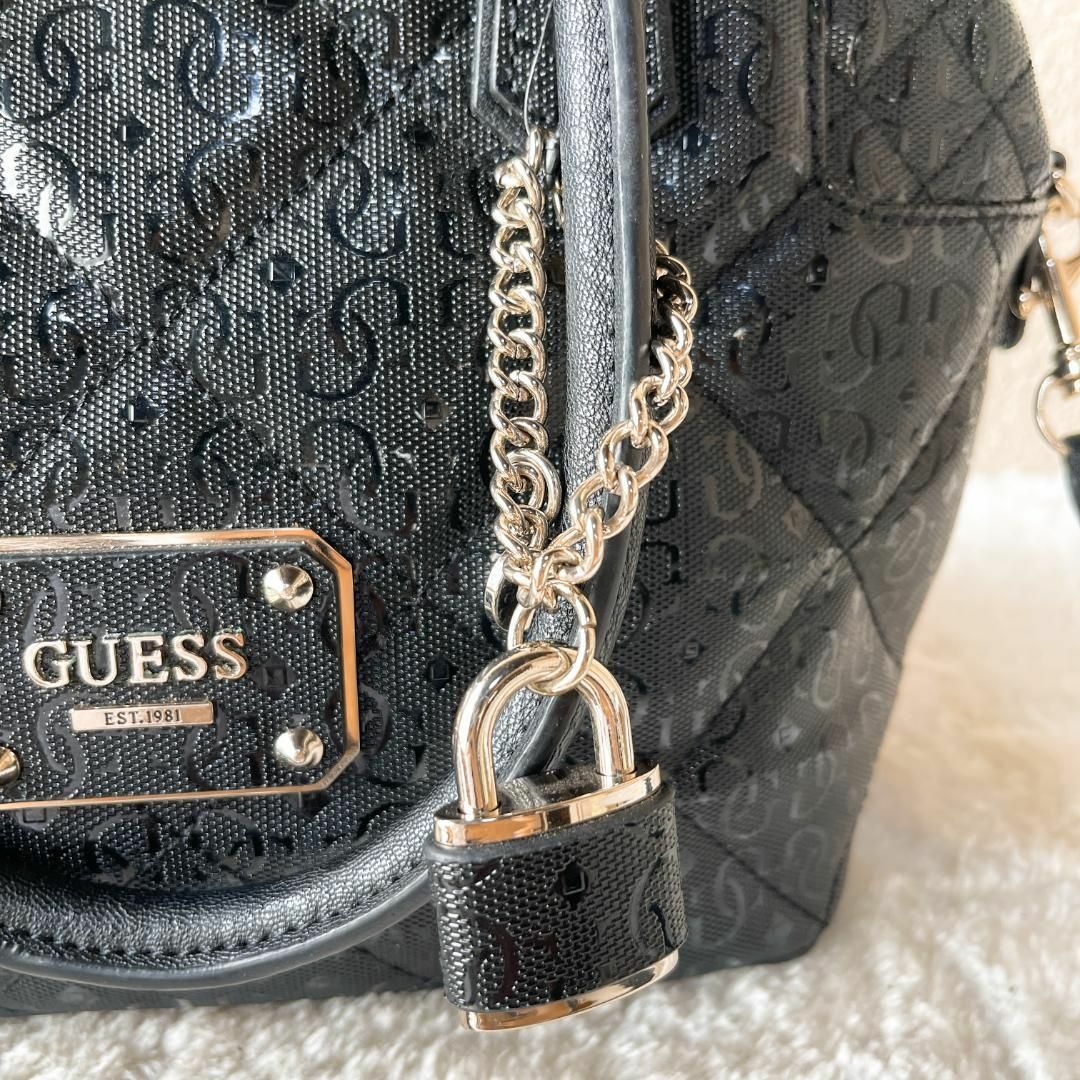 GUESS(ゲス)の美品✨GUESSショルダーバッグハンドバッグブラック黒総柄 レディースのバッグ(ショルダーバッグ)の商品写真