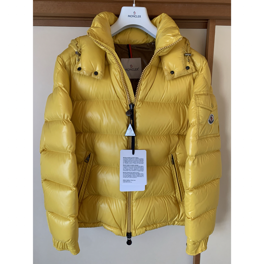 MONCLER(モンクレール)のモンクレール　イエローダウンジャケット メンズのジャケット/アウター(ダウンジャケット)の商品写真