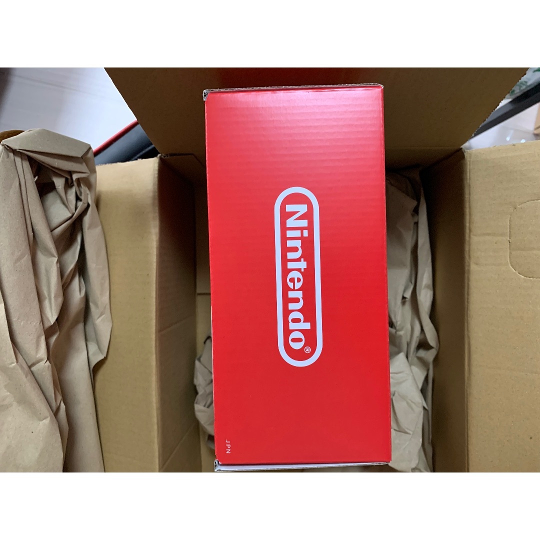 Nintendo Switch(ニンテンドースイッチ)のNintendoSwitch マリオレッド　有機EL 新品未開封品 エンタメ/ホビーのゲームソフト/ゲーム機本体(家庭用ゲーム機本体)の商品写真