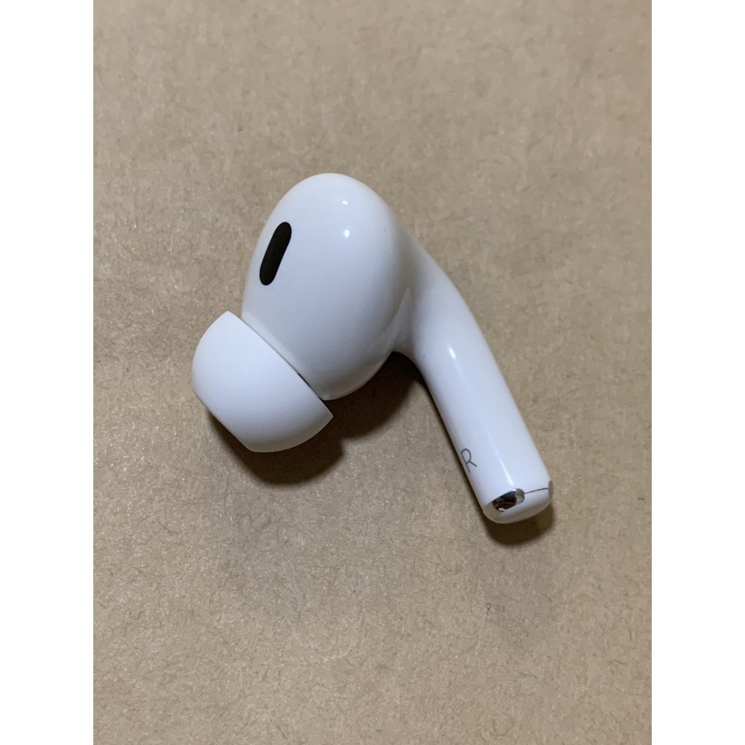 Apple(アップル)のAirPods Pro 第2世代 MQD83J/A A2698(R)右耳＿S2 スマホ/家電/カメラのオーディオ機器(ヘッドフォン/イヤフォン)の商品写真