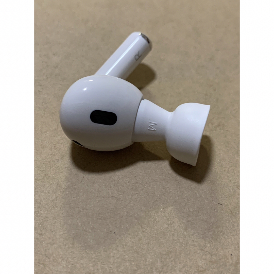 Apple(アップル)のAirPods Pro 第2世代 MQD83J/A A2698(R)右耳＿S2 スマホ/家電/カメラのオーディオ機器(ヘッドフォン/イヤフォン)の商品写真