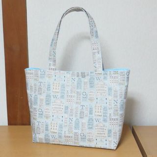 ハンドメイド★トートバッグ★A4★建物柄（薄ブルー）(バッグ)