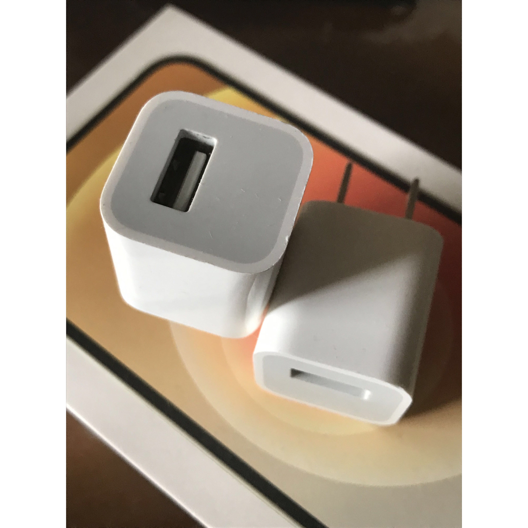 Apple(アップル)の 5Wアダプタ/ iPhone付属品 2個 ・Apple充電器・ スマホ/家電/カメラのスマートフォン/携帯電話(バッテリー/充電器)の商品写真