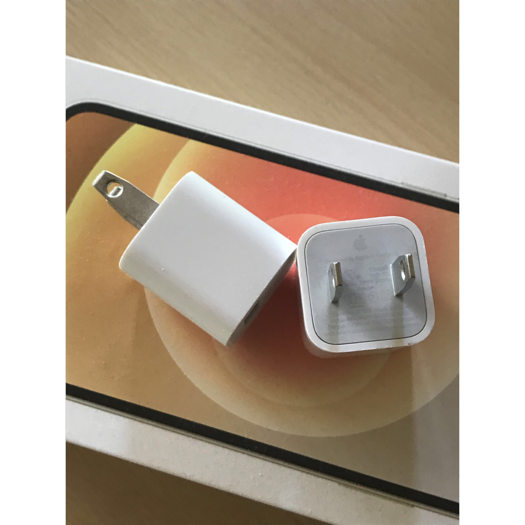 Apple(アップル)の 5Wアダプタ/ iPhone付属品 2個 ・Apple充電器・ スマホ/家電/カメラのスマートフォン/携帯電話(バッテリー/充電器)の商品写真