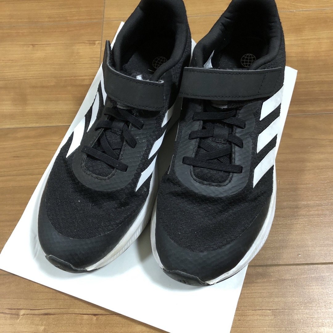 adidas(アディダス)のadidas 24.0㎝黒マジックテープスニーカー キッズ/ベビー/マタニティのキッズ靴/シューズ(15cm~)(スニーカー)の商品写真