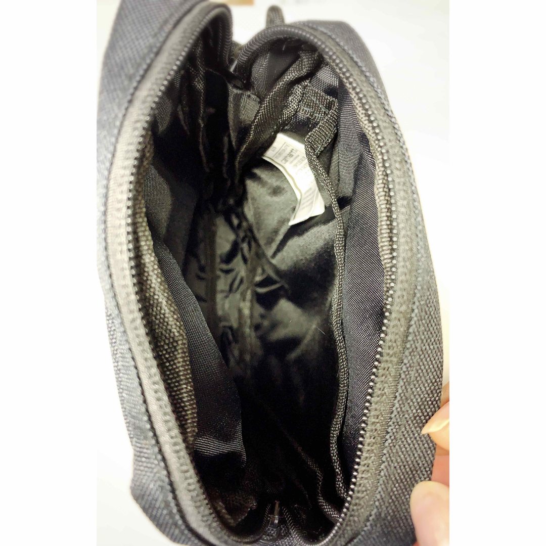 Carhartt   カーハート　ショルダーバッグ　メンズ　レディース　ブラック メンズのバッグ(ショルダーバッグ)の商品写真