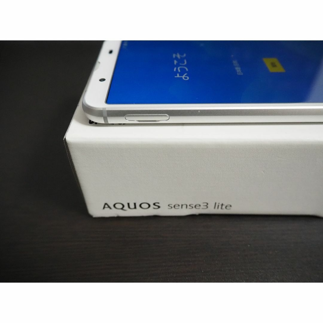 SHARP(シャープ)のAQUOS sense3 lite ホワイト 64GB simフリー 楽天 スマホ/家電/カメラのスマートフォン/携帯電話(スマートフォン本体)の商品写真