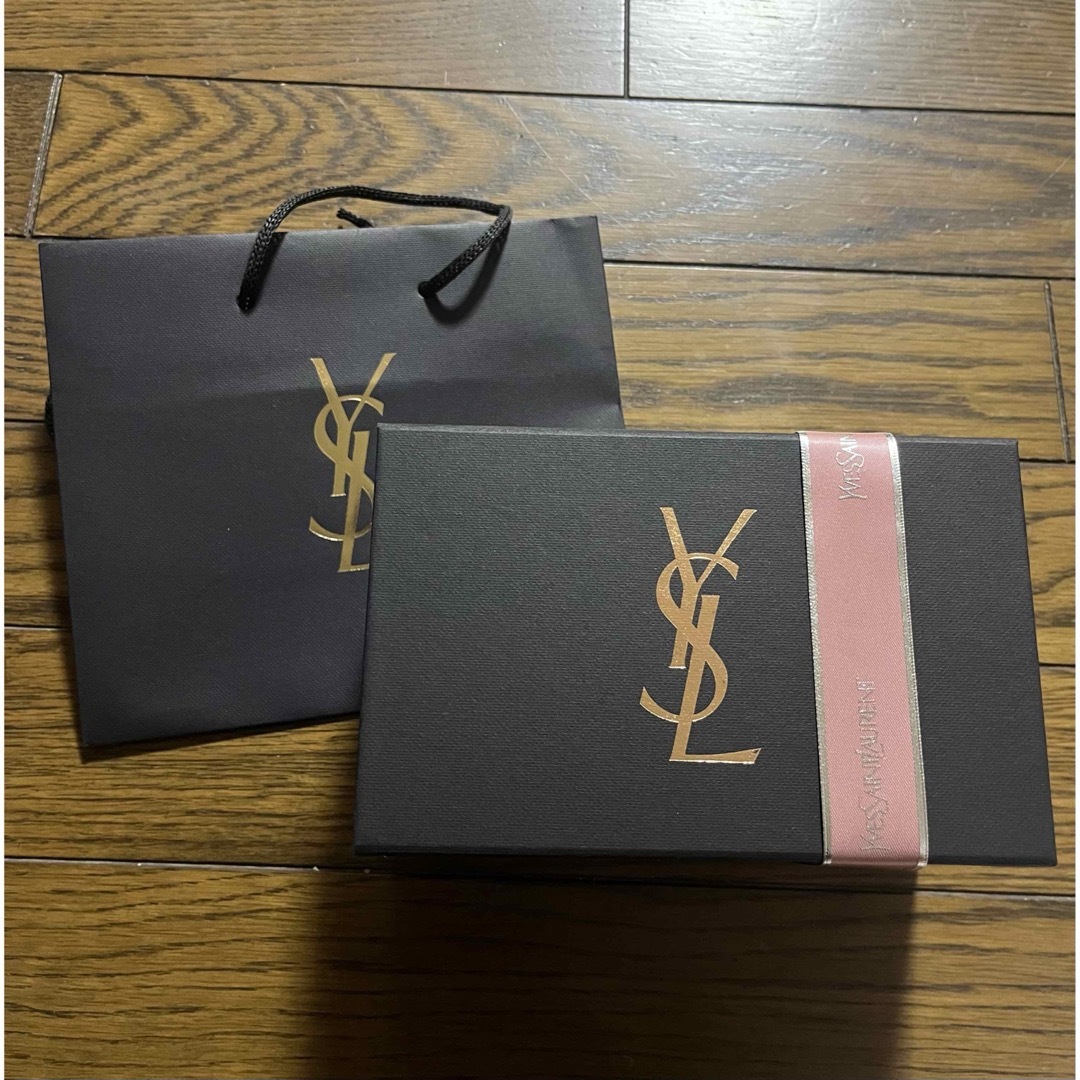 Yves Saint Laurent(イヴサンローラン)のysl イヴサンローラン　ギフトボックス　ラッピング　ショッパー　紙袋　ギフト箱 レディースのバッグ(ショップ袋)の商品写真