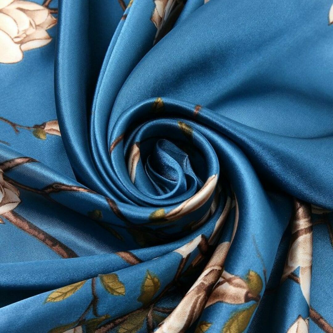 滑らか素材 スクエアスカーフ ブルー スカーフ シルクタッチ 軽量 レディースのファッション小物(バンダナ/スカーフ)の商品写真