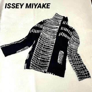 ISSEY MIYAKE - 【極美品】イッセイミヤケ  M  長袖 ハイネック カットソー  トップス