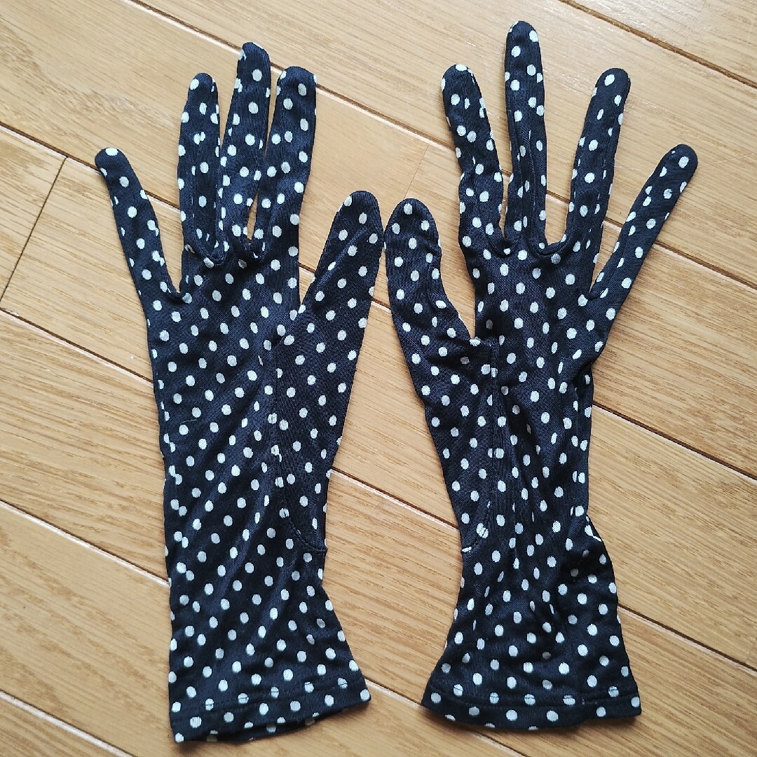 6☆中古）シルク100%薄手手袋　水玉　ドット レディースのファッション小物(手袋)の商品写真