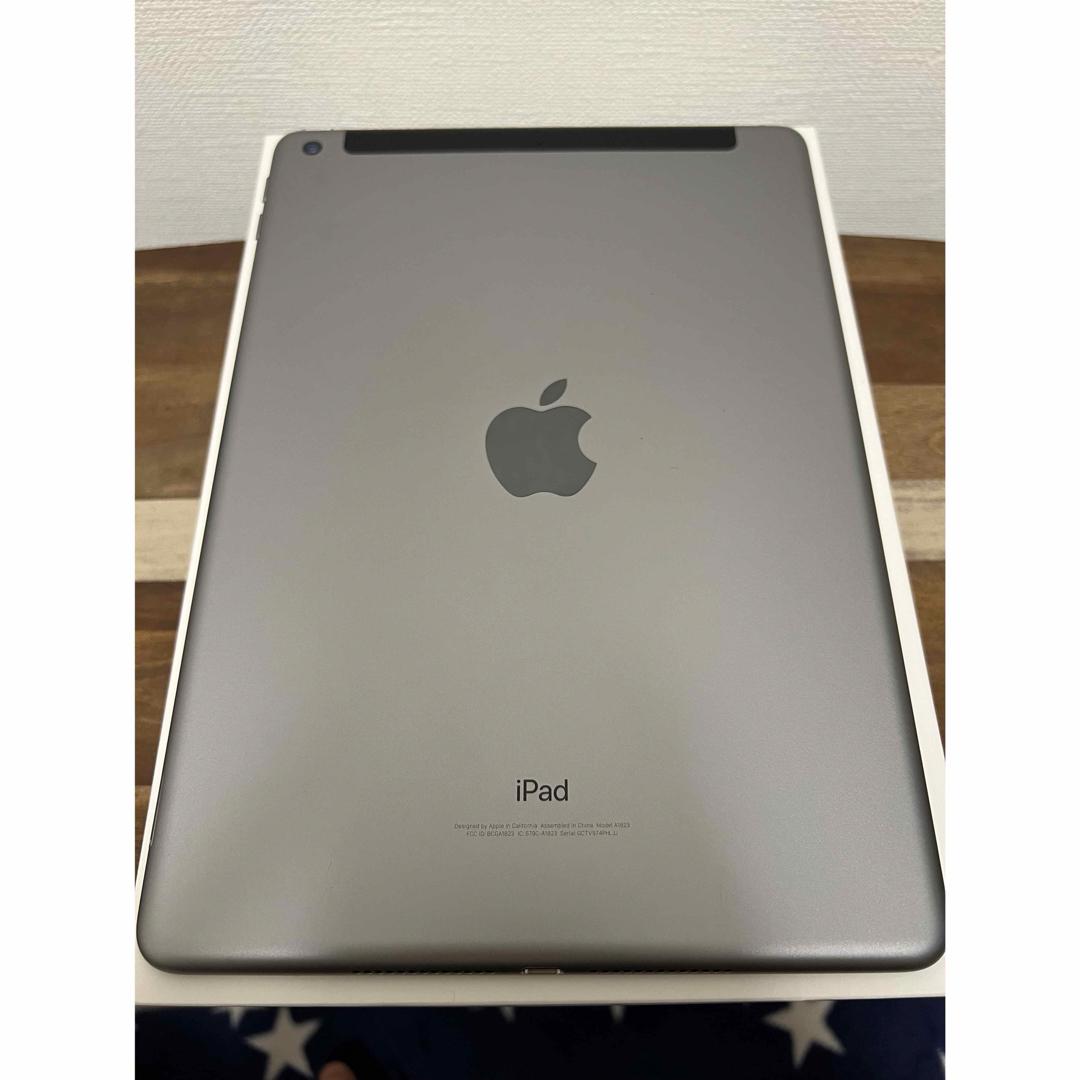Apple(アップル)のiPad 第五世代　32GB wifi Cellularモデル　シルバー  スマホ/家電/カメラのPC/タブレット(タブレット)の商品写真