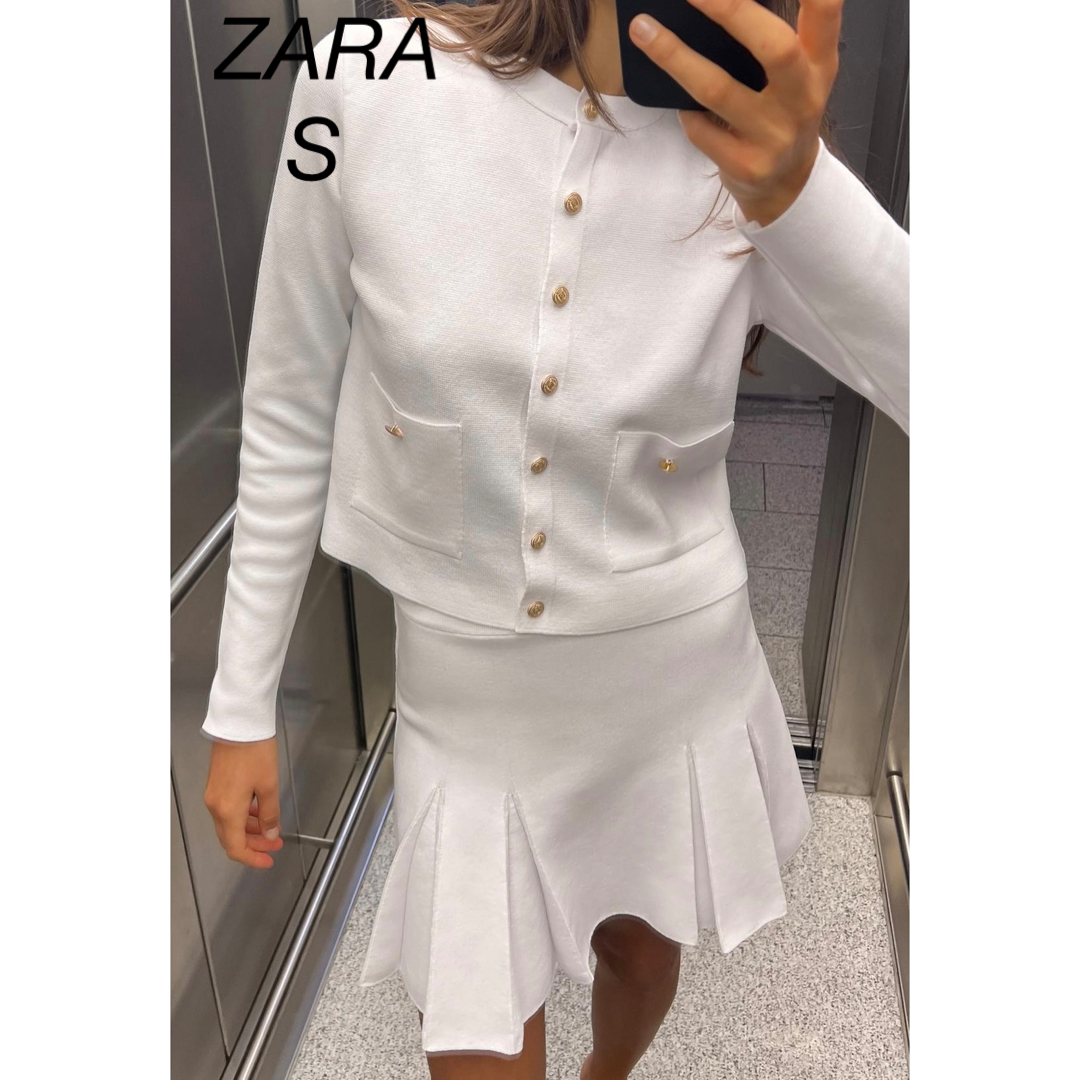 ZARA(ザラ)のZARA ゴールドボタン ニット カーディガン レディースのトップス(カーディガン)の商品写真