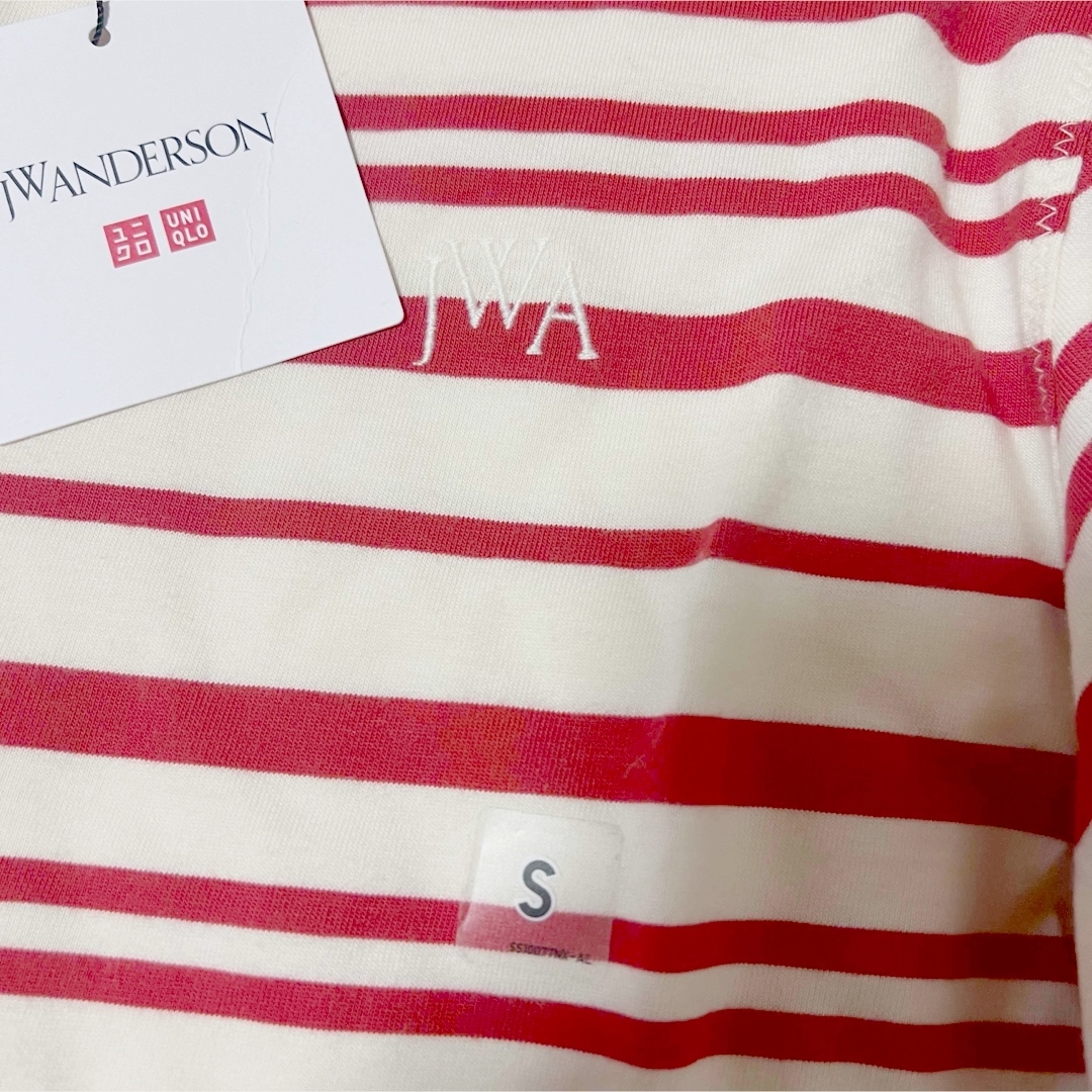 UNIQLO(ユニクロ)の【新品】ユニクロ　フレアヘムTシャツ　ボーダー　S　赤　JW ANDERSON  レディースのトップス(Tシャツ(半袖/袖なし))の商品写真