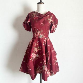 ヴィヴィアンウエストウッド(Vivienne Westwood)のVivienne Westwood  花柄ワンピース　赤(ひざ丈ワンピース)