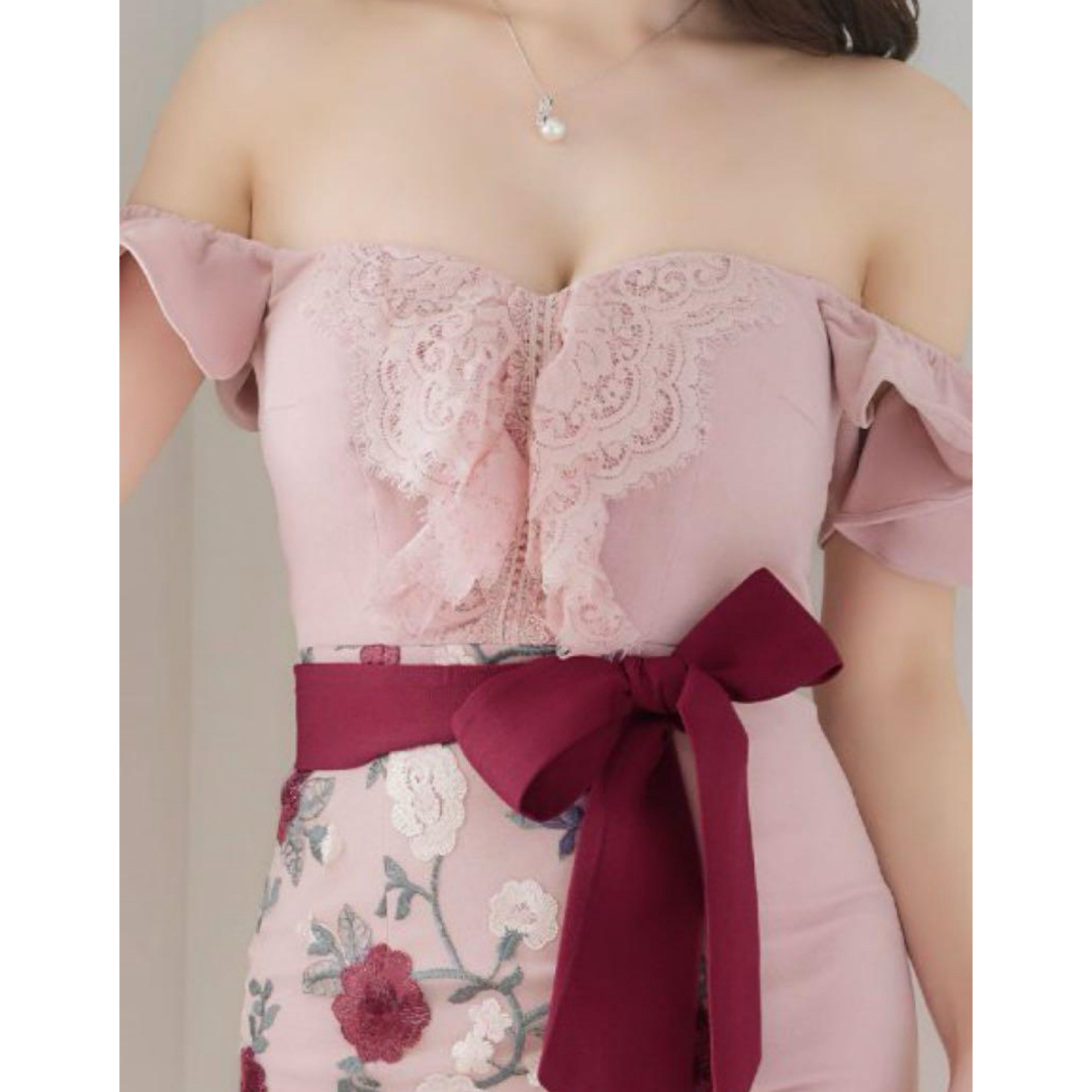 JEWELS(ジュエルズ)のくすみカラー刺繍 オフショルダー キャバドレス レディースのフォーマル/ドレス(ナイトドレス)の商品写真