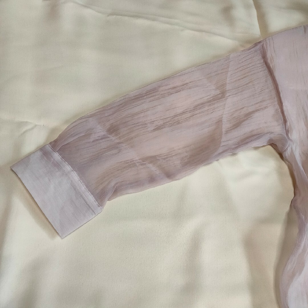 GU(ジーユー)の新品　タグ付　ジーユー シアー　ロングシャツ　ピンク　S　　おしゃれ　可愛い レディースのトップス(シャツ/ブラウス(長袖/七分))の商品写真