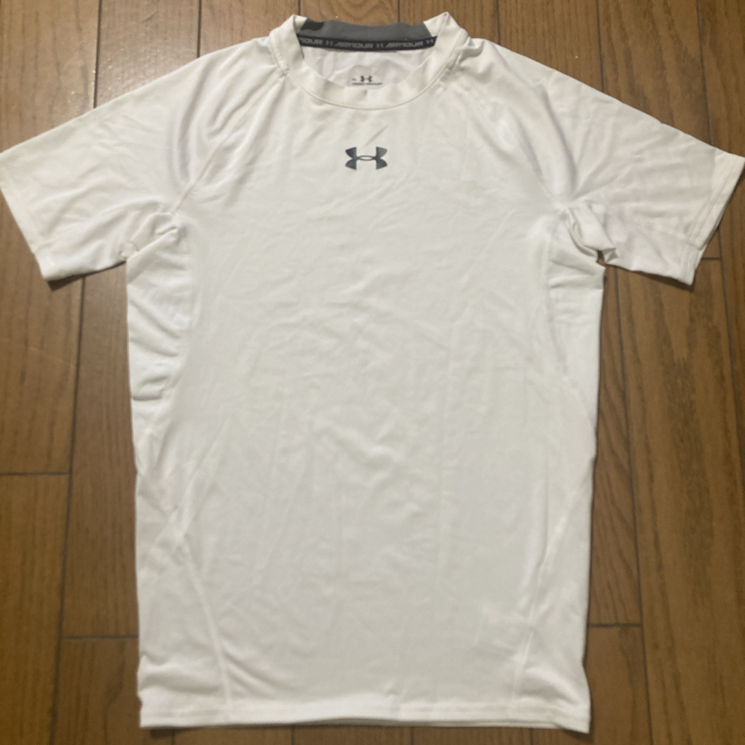 UNDER ARMOUR(アンダーアーマー)のアンダーアーマー コンプレッションシャツ インナー　白 メンズのトップス(Tシャツ/カットソー(半袖/袖なし))の商品写真