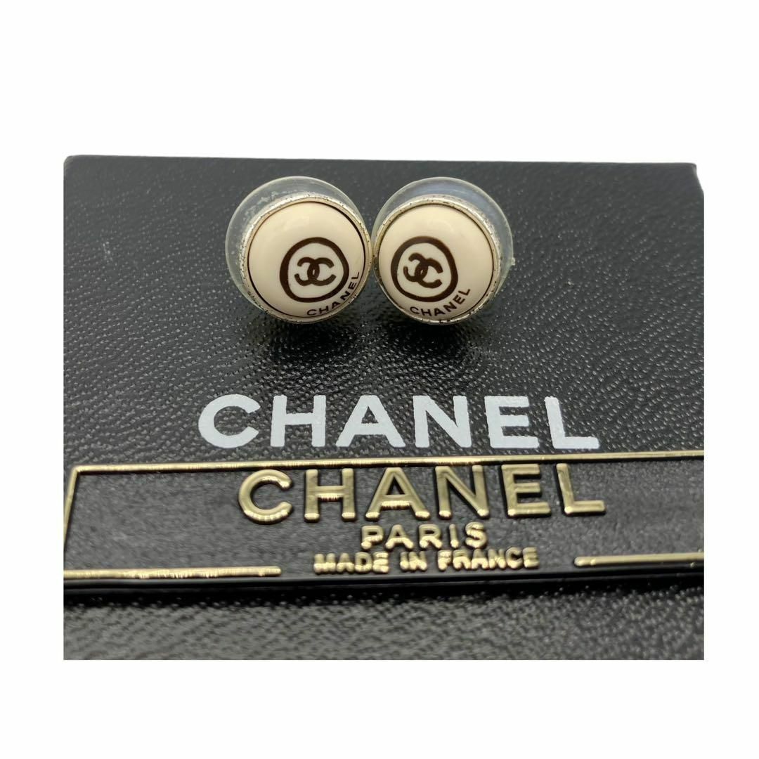 CHANEL(シャネル)の⭐️良品⭐️ シャネル 00T ラウンド ココマーク 手書き風 ピアス レディースのアクセサリー(ピアス)の商品写真