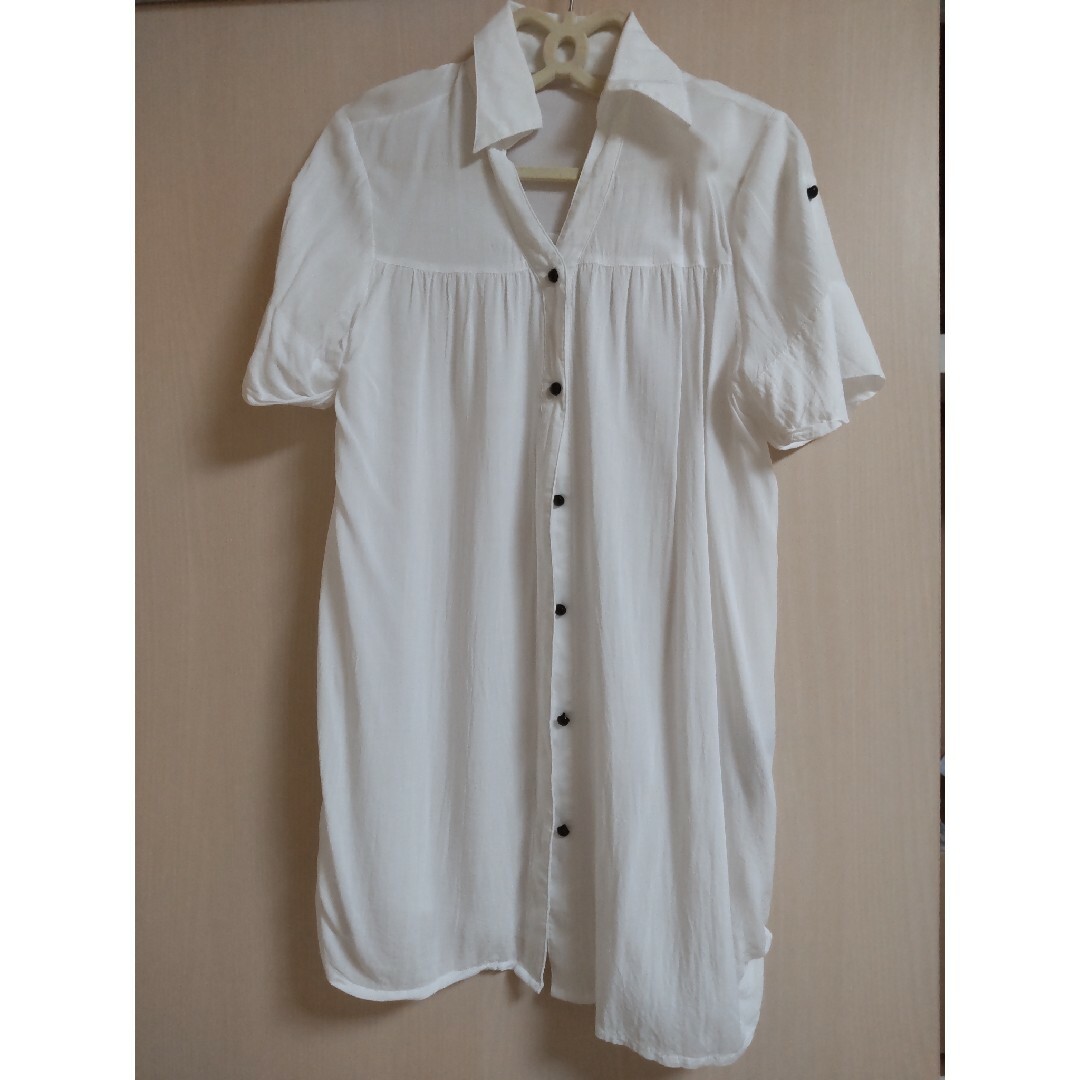 AZUL by moussy(アズールバイマウジー)のホワイト シャツ レディースのトップス(シャツ/ブラウス(半袖/袖なし))の商品写真