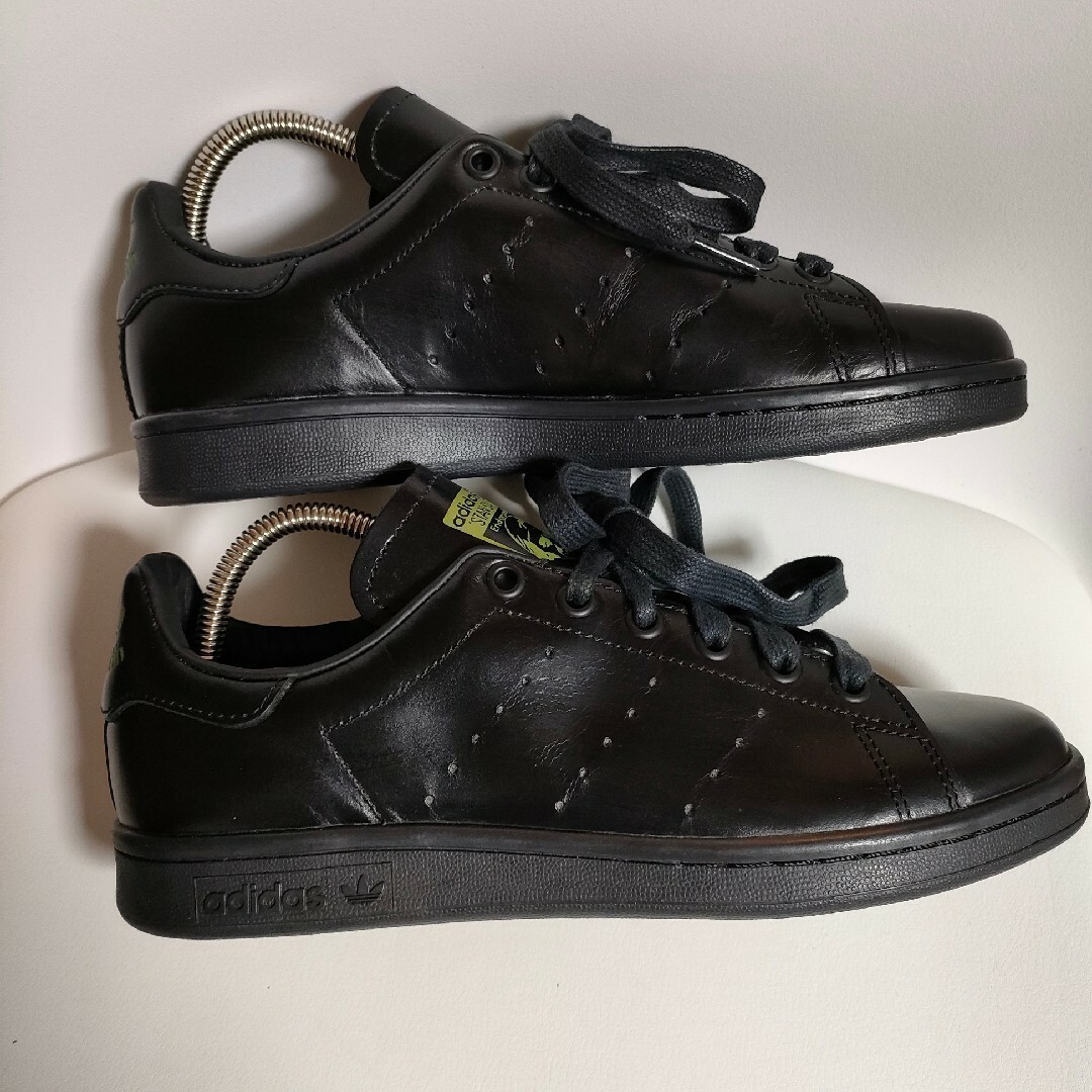 adidas(アディダス)の【美品】adidas　スタンスミス　 黒　23.5cm　品番S74934 レディースの靴/シューズ(スニーカー)の商品写真