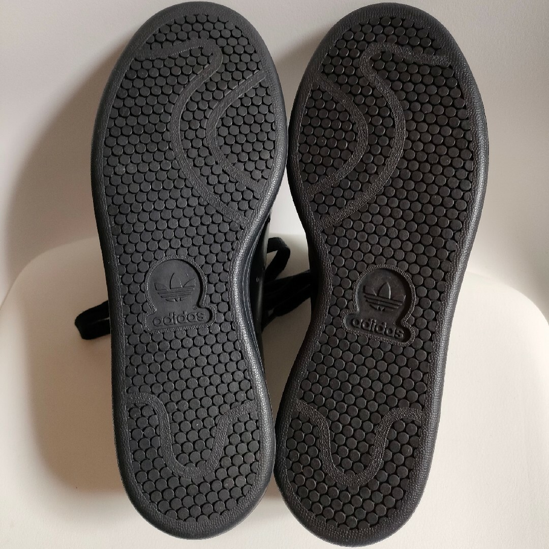 adidas(アディダス)の【美品】adidas　スタンスミス　 黒　23.5cm　品番S74934 レディースの靴/シューズ(スニーカー)の商品写真