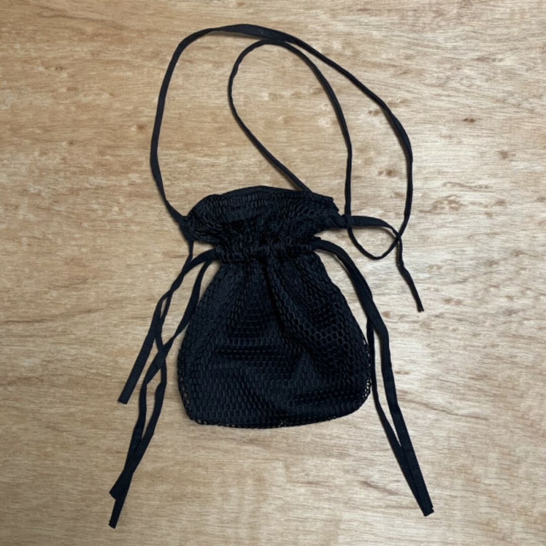 メッシュ巾着ショルダー 黒 ブラック モノトーン マイクロバッグ ポシェット  レディースのバッグ(トートバッグ)の商品写真