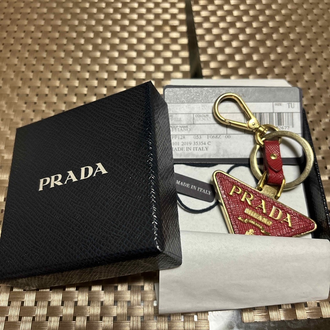 PRADA サフィアーノ 三角プレート キーリング PRADA サフィアーノ 三角プレート キーリング